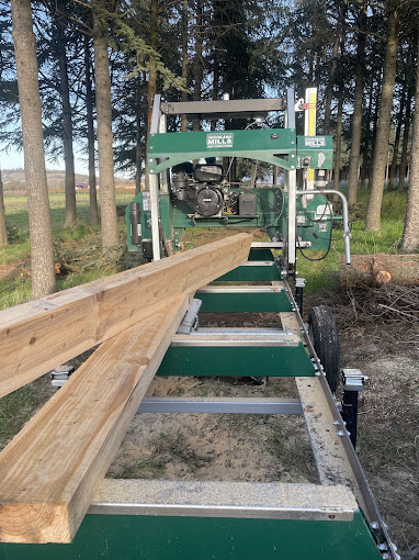 Planches fraîchement sciées sur la scierie mobile
