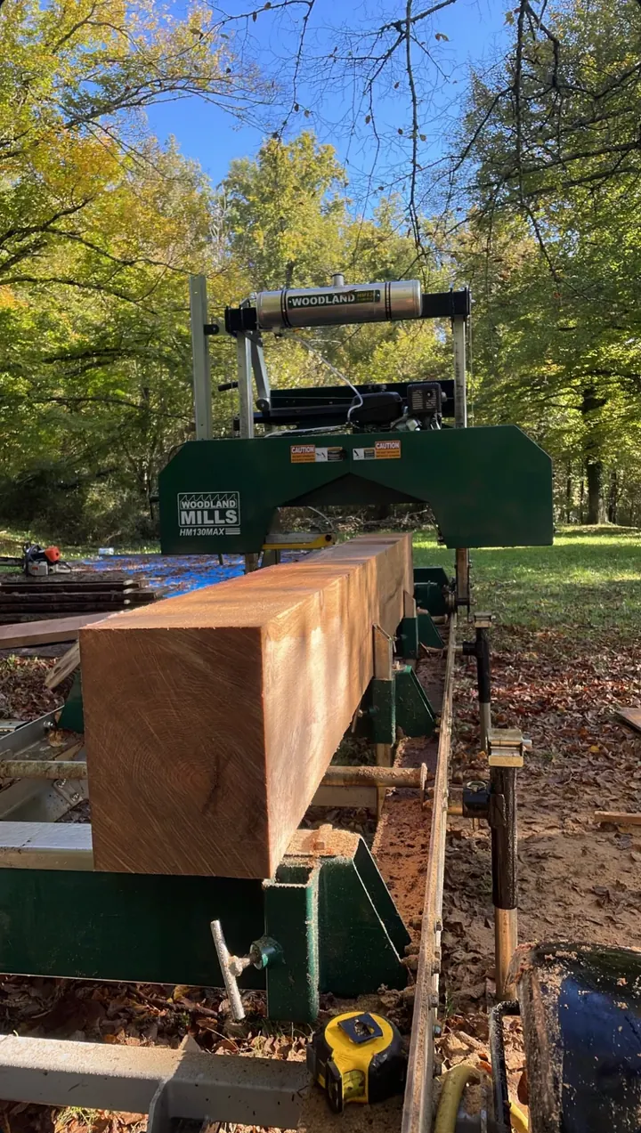 Poutre équarrie sur la scierie mobile, installée en forêt